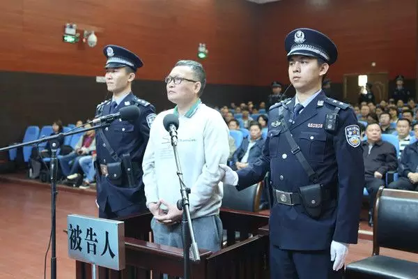 受贿880万，三级医院院长被刑事审判；河南量大药品将价格联动，全国限价大网张开 | 医药日报 