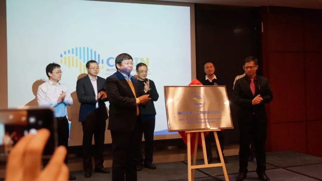 拘33人涉逾1.2亿，冒牌医疗器材案被警方“突破”；网络药品经营监管“线上线下一致”；6106个药品弃标 | 医药日报
