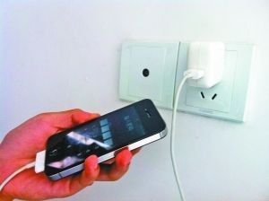 手机充电先插手机还是电源？绝大多数人都做错… | 健康资讯