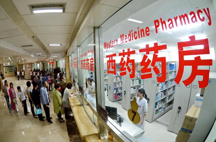 　　近日，国家卫生计生委发布《关于加强药事管理转变药学服务模式的通知》，通知明确要求“建立完善处方审核制度，开展处方点评活动，对临床使用不规范、价格昂贵及用药金额占比比较大的药品，加大监管力度”，进一步深化医改，破除以药补医；而在今年，我国所有公立医院均于9月30日前取消药品加成，推进公立医院综合改革，公立医院将彻底告别“以药补医”的时代。 　　“以药补医”时代即将结束，医药电商前景可期！ 　　“以药补医”的历史追溯 　　“以药补医”自1954年开始实行，到现在已经有63年的历史，是指医生在治病过程中挣到自己的工资，开的药越多、越贵，收入就越高;在当时国家财力不足，对公立医院补助有限的情况下，对于保障公立医院的运行和发展起到了积极作用，但随着社会经济的发展，这一政策的弊端也越来越凸显，公立医疗机构严重依赖药品收入，开大处方、多用药、用贵药，造成人民群众看病就医费用负担沉重。 　　因此从2009年开始，我国开始逐步取消药品加成，卫生部要求在公立医院改革中取消药品加成，根据统计数据显示，公立医院的药占比由2009年的46%下降到2016年的40%，而从今年全面取消药品加成后，预计将为群众节省费用600亿至700亿元。 　　“以药补医”时代即将结束，医药电商前景可期！ 　　取消药品加成的好处 　　对于公立医院来说，取消药品加成可以让医院回归公益性，让医生专心“看病”，不再开药赚钱，但是单纯取消药品加成，被认为势必会影响医院的正常运行，也会影响到医院的发展和医务人员积极性的调动，一些地方公立医院取消药品加成后，被曝出相应的配套补偿措施不到位，导致公立医院出现“倒贴钱”甚至亏损等情况。面对这一问题，一方面需要政府在政策上推进补偿机制改革，并建立符合医疗行业特点的薪酬制度；另一方面则需要公立医院优化工作流程，削减、改进低效环节，加强各部门间协同，提高工作效率，降低运行成本。 　　对于老百姓来说，取消药品加成的好处当然不言而喻，不少前往公立医院就诊的群众发现，医药费的内容发生了变化，挂号费有上涨，而药品价格有所下降，记者了解到，除了药品价格，一些大型设备检查，检验项目价格也有所下降，而诊疗、手术、康复、护理、中医等体现医务人员技术劳务价格的项目价格上调。 　　医药电商前景可期 　　政府通过政策层面进行调控，在公立医院取消医药加成，实行两票制等一系列重大的举措都是为了解决老百姓看病难，看病贵的问题，而民营医院及药店等零售终端市场，则归功于一大批医药电商B2B的兴起，药品流通环节被改变，从一定程度上对药品价格下降起到了积极作用，医药电商B2B平台为医药采购商和医药生产厂家和一级代理商提供了直接交易的平台，省去了中间环节。 　　记者走访了其中一家医药电商B2B平台，总部位于福建莆田的普天药械网，一位负责人介绍到，“打造全国民营医院阳光采购平台暨健康产业公共服务平台是顺应医药行业发展方向的，无论是国家政策，还是行业发展趋势，都希望有我们这样的第三方药械B2B电商平台的存在。我们同大部分的医药电商B2B一样，正在努力的改变着传统医药采购方式，缩短医药流通环节，为供应商和采购商提供这样一个直接沟通交易的平台，构建大健康生态圈是我们的初衷”。 　　取消药品加成并不是一蹴而就的，即使在改革过程中遇到了问题，相关部门也应有壮士扼腕的决心，利国利民是大方向，也是指引医药行业发展的灯塔，构建健康的医药市场环境，是整个医药行业的愿景和奋斗目标。