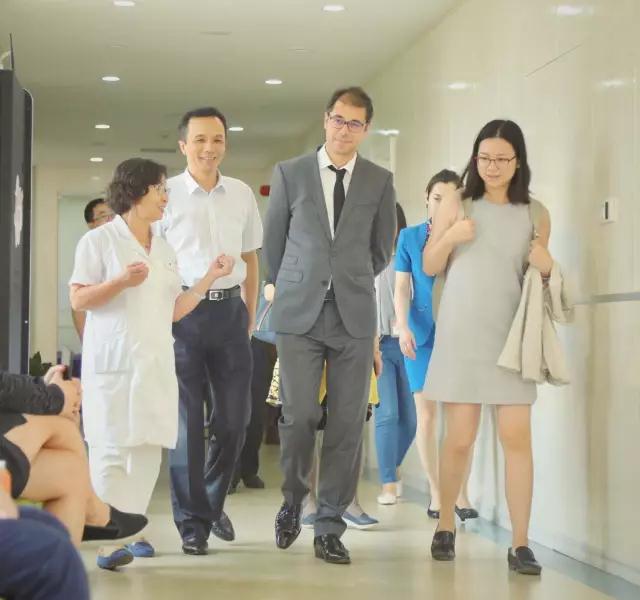 法国妇科整形专家Smarrtio教授和中整协女性生殖整复分会领导到五洲妇儿考察交流 | 医院老板内参