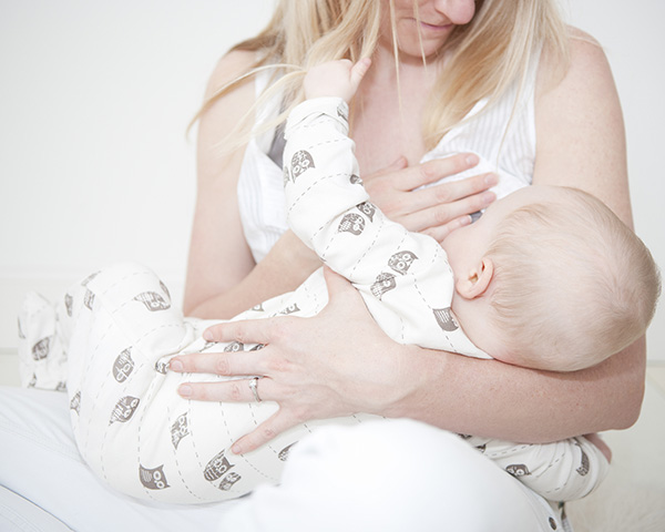 哺乳时“奶结”处理过度可致脓肿，正确疏通只需两招 | 医学科普