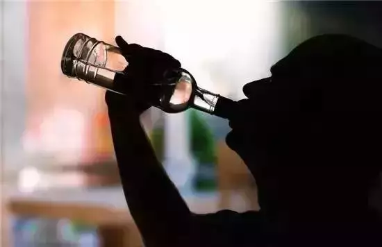 肝不好，未老人先倒！10大伤肝行为排行，第一名竟是它