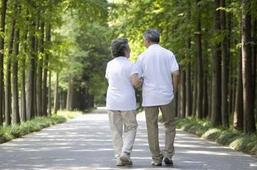 老人健步如何才有效 弯腰、负重、不热身都是误区 | 医学科普