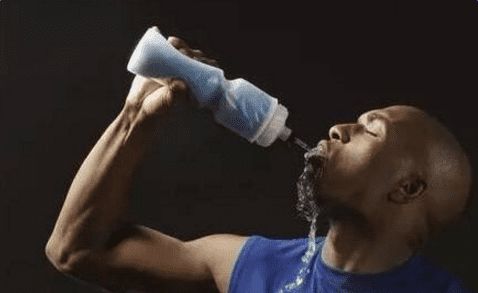 当你喝太多水的时候会造成水中毒！ | 医学科普